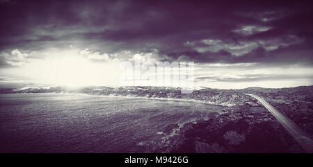 Malerischer Blick auf Meer durch die Landschaft gegen Sky Stockfoto