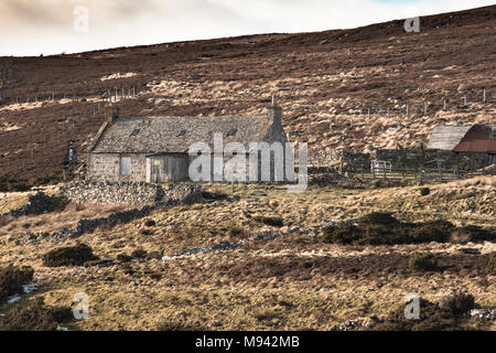 Abgebrochene Croft von Rychorrach auf Dava Moor in Schottland. Stockfoto