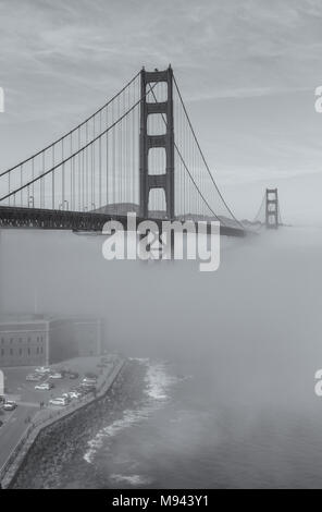 Blick auf die Golden Gate Bridge und Fort Point mit dicken niedrige Nebel, San Francisco, Kalifornien, USA. Stockfoto