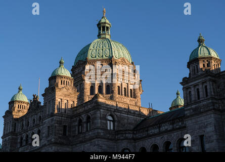 Parlament Gebäude am späten Nachmittag in Victoria, British Columbia, Kanada. Die goldene Statue auf der großen Kuppel ist von George Vancouver. Stockfoto