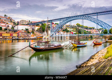 Porto, Portugal die Stadt auf dem Fluss Douro in den frühen Abend. Stockfoto