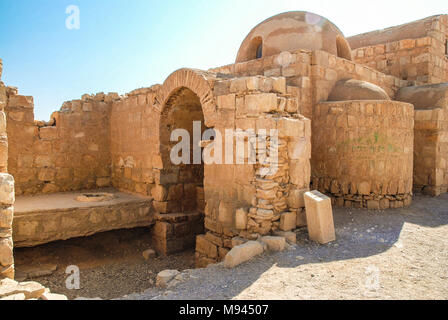 Qasr Amra (Arabisch: قصر عمرة‎/ALA-LC: Qaṣr' Amrah), oft Quseir Amra oder Qusayr Amra, ist der bekannteste der Wüste Burgen und Schlösser im heutigen östlichen Jordanien. Es wurde früh im 8. Jh. gebaut, irgendwann zwischen 723 und 743, von Walid Ibn Yazid, der zukünftige umayyadischen Kalifen Walid II., dessen Dominanz in der Region in der Zeit steigender war. Es gilt als eines der wichtigsten Beispiele für frühe islamische Kunst und Architektur. Die Entdeckung einer Inschrift während der Arbeit im Jahr 2012 hat für eine genauere Datierung der Struktur erlaubt. Das Gebäude ist tatsächlich der Überrest eines größeren Komplexes t Stockfoto