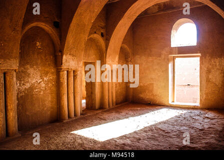 Qasr Kharana (Arabisch: قصر خرّانة‎), manchmal Qasr al Harrana, Qasr al Kharanah, Kharaneh oder Hraneh, ist einer der bekanntesten der Wüste Burgen im heutigen östlichen Jordanien, etwa 60 Kilometer (37 Meilen) östlich von Amman und relativ nahe an der Grenze zu Saudi-Arabien. Es wird geglaubt, dass irgendwann vor den frühen achten Jahrhundert ANZEIGE, auf der ein Graffito in einem der oberen Zimmer gebaut worden zu sein, trotz der sichtbaren Sassanidische Einflüsse. Eine Byzantinische oder Griechische Haus können auf der Website bestanden haben. Es ist eines der frühesten Beispiele islamischer Architektur in der Region. Sein Zweck bleibt Onkel Stockfoto