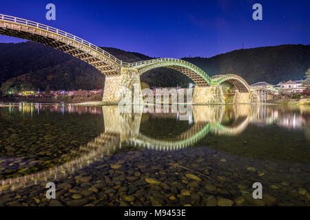 Iwakuni, Japan in der Kintaikyo Brücke Stockfoto