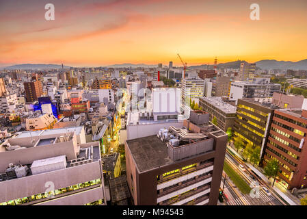 Stadt Kumamoto, Japan Downtown Skyline von oben in der Abenddämmerung. Stockfoto