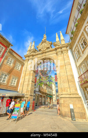 Braga, Portugal - 12. August 2017: Fassade von Arco da Porta Nova, auf der Suche nach Osten entlang der Rua Dom Diogo de Sousa. Bogen der Neuen Tor im barocken Stil ist Teil von Braga Stadtmauer. Vertikale erschossen. Stockfoto