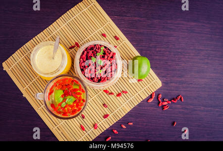 Tasse köstlichen diätetische Gojibeeren Tee mit Zitrone und Honig auf Holz- Hintergrund mit Maßband. Wolfberry für eine gesunde Ernährung. Alternative Medici Stockfoto