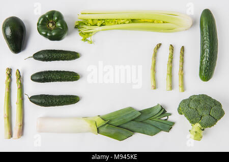 Flach Zusammensetzung des grünen Gemüses auf weißem Hintergrund Stockfoto