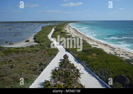 Ein Blick entlang der Straße zwischen der Küste und der Sumpf des Punta Sur eco Park auf der Insel Cozumel, Mexiko Stockfoto