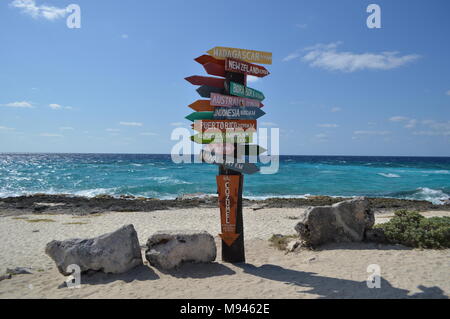 Ein Wegweiser zeigt die Richtungen und Entfernungen von verschiedenen Ländern rund um die Welt im Punta Sur eco Park auf der Insel Cozumel, Mexiko Stockfoto