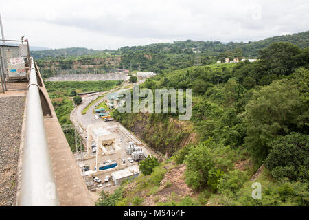 Der Akosombo Damm, auch als den Volta-staudamm bekannt, ist ein Wasserkraftwerk auf der Volta River im Südosten von Ghana. Der Bau des Staudamms überflutet Teil der Volta River Basin, und führte zu der anschließenden Schaffung von Lake Volta, der größte künstliche See der Welt durch die Fläche. Stockfoto