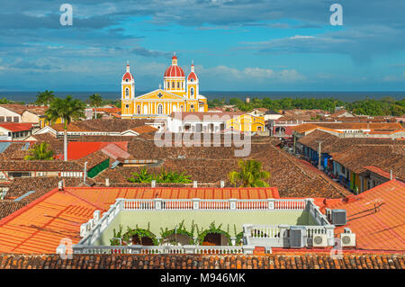 Stadtbild von der Stadt Granada bei Sonnenuntergang mit Kolonialstil Architektur bei Sonnenuntergang und den Nicaragua See im Hintergrund, Nicaragua, Mittelamerika. Stockfoto