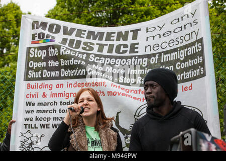 Milton Ernest, UK. 13 Mai, 2017. Aktivisten gegen Immigration Detention besuchen einen Protest außerhalb Yarl's Wood IRC organisiert durch Bewegung für Justic Stockfoto