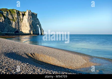 Berühmte Kiesstrand und Cliff Aval von Etretat, Gemeinde im Département Seine-Maritime und in der Region Haute-Normandie im Nordwesten von Frankreich Stockfoto