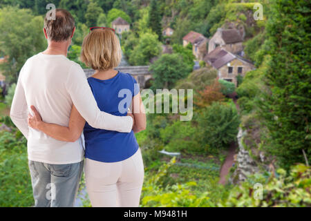 Paar mittleren Alters in der Liebe auf und bewundern Sie die Landschaft eines alten Dorfes Stockfoto