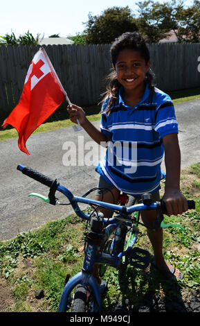 Ein stolzer Tongan boy Holding Tongan Flagge. Stockfoto