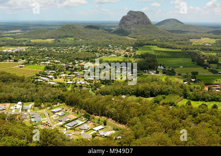 Blick in Richtung Mt Tibrogargan in Glass House Mountains region in Queensland, Australien. Stockfoto