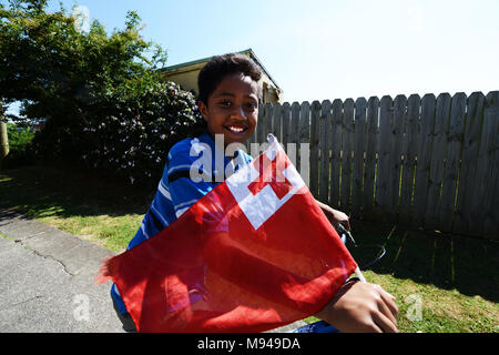 Ein stolzer Tongan boy Holding Tongan Flagge. Stockfoto