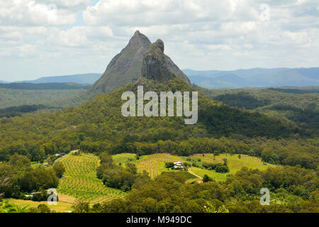 Blick auf die Berge und Beerwah Coonowrin in Glass House Mountains region in Queensland, Australien. Stockfoto