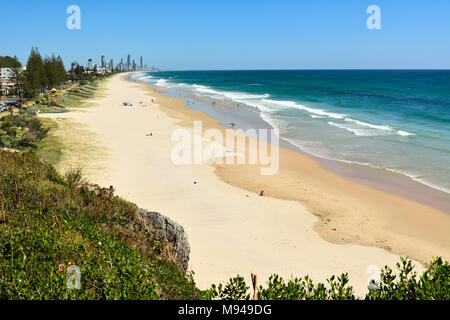 Blick über Miami in Richtung Surfers Paradise und Broadbeach an der Gold Coast von Queensland, Australien. Stockfoto