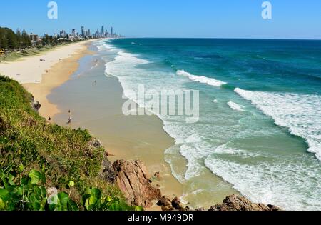 Miami, Gold Coast, Queensland, Australien - 14. Januar 2018. Blick über Miami in Richtung Surfers Paradise und Broadbeach, mit Menschen und Gebäude in Th Stockfoto