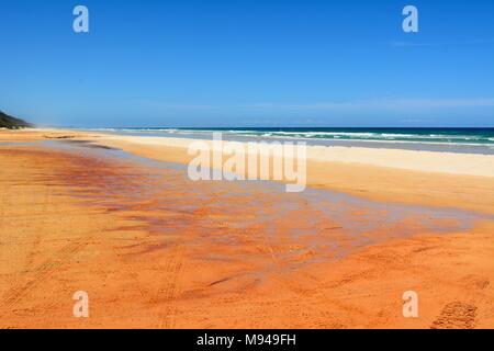 40-Mile Beach in der Great Sandy National Park in Queensland, Australien, mit Reifenspuren. Stockfoto