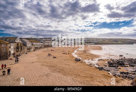 Ansicht des Porthmeor Beach in St Ives, bei Ebbe. Cornwall, Großbritannien. Stockfoto