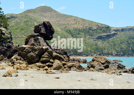 Seltsame Felsformationen auf der Esplanade Strand von Cape Hillsborough National Park in Queensland, Australien. Stockfoto