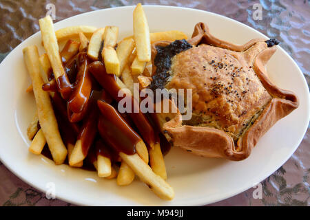 Mit traditionellen Rindfleisch Torte und Späne. Stockfoto