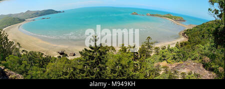 Blick auf Cape Hillsborough mit Keil Insel und Riff in Cape Hillsborough National Park in Queensland, Australien. Stockfoto