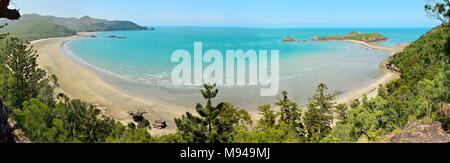 Blick auf Cape Hillsborough mit Keil Insel und Riff in Cape Hillsborough National Park in Queensland, Australien. Stockfoto