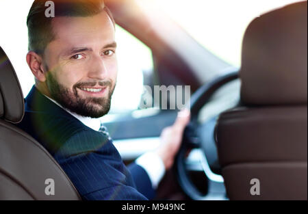 Unternehmer sitzen am Steuer eines Autos, und wenn man die Kamera Stockfoto