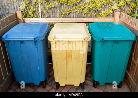 Drei Arten von abfalltrennung Tanks am Strand in Italien. Gefährliche Abfälle, chemische Müll, feuchtem Abfall. Umweltschutz Mülleimer organisieren für einfache Verwaltung zu trennen. Umweltschutz Stockfoto