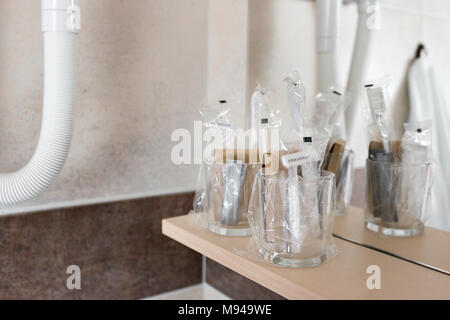 Nahaufnahme auf den Flaschen mit Kosmetik und Hygiene kit Ain das Hotel Bad Stockfoto