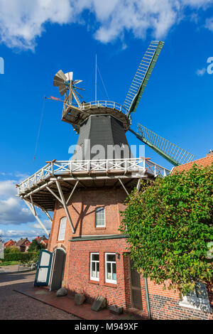 Weitwinkelaufnahme auf der Pelde Mühle vor blauen Himmel mit kleinen Wolken. Stockfoto