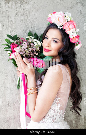 Schöne Frau Mode Modell mit rosa Blumen Stockfoto