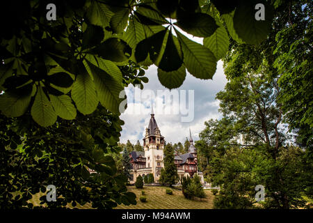 Fantastische Königspalast von Peles in der rumänischen Stadt Sibiu, mit schöner Architektur und Natur Stockfoto