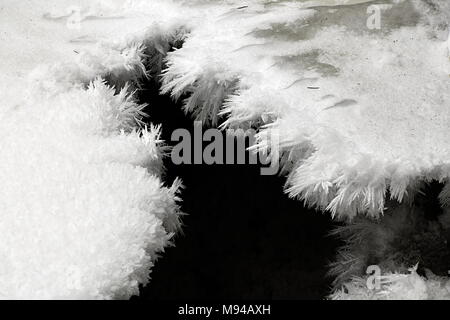 Eiszapfen auf einem gefrorenen Wald Strom in Finnland Stockfoto
