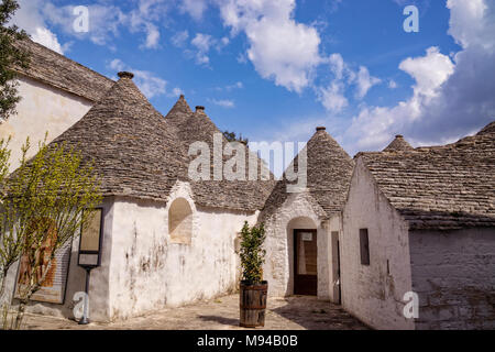 Beeindruckende Architektur in der italienischen Ziel von Alberobello mit den typischen kegelförmigen Dächern und weißen Wände aus Stein Stockfoto