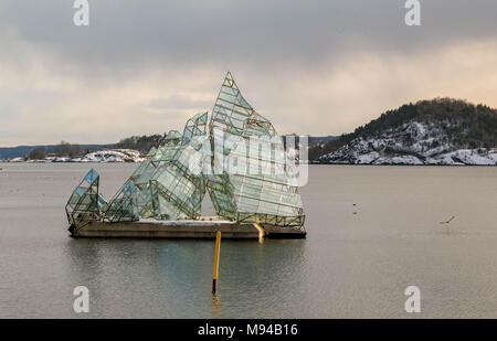 Oslo, Norwegen - Marc 16, 2018: Sie liegt, Skulptur entworfen von Monica Bonvicini, Schwimmen im Meer Wasser neben der Oper von Oslo, Norwegen. Stockfoto