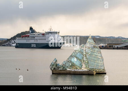 OSLO, Norwegen - 16. März 2018: Crown Seaways Passagier Fähre verlassen des Oslo Hafen, bereit aus Oslo, Norwegen - Kopenhagen, Dänemark zu segeln. Die Skulptur liegt Sie schwimmt im Meer im Vordergrund. Stockfoto