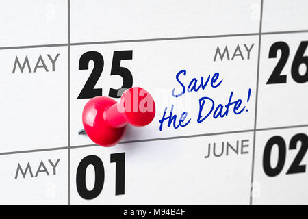 Wandkalender mit einem roten Stift - 25. Mai Stockfoto