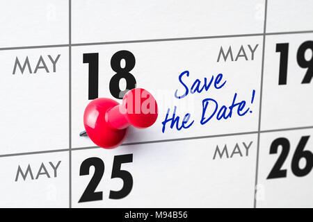 Wandkalender mit einem roten Stift - 18. Mai Stockfoto