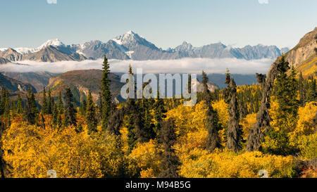 Berge in der Chugach Range stand über den Wolken erhebt sich aus dem Tal in Alaska, Nordamerika Stockfoto