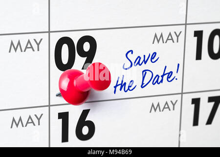 Wandkalender mit einem roten Stift - 09. Mai Stockfoto