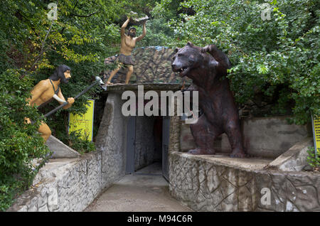 Gelendschik, die Region Krasnodar, Russland - 15. Juli 2015: Eingang zur Höhle tragen Safari Park Resort Stadt Gelendschik Stockfoto