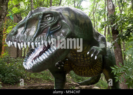 Gelendschik, die Region Krasnodar, Russland - 15 Juli 2015: Jurassic Park in Safari Park der Stadt Gelendschik Stockfoto