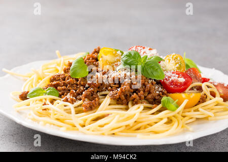 Spaghetti Bolognese überbacken mit Hackfleisch Stockfoto