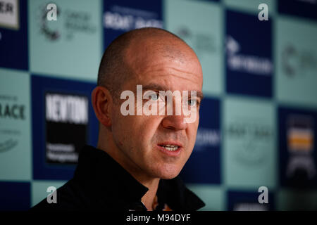 Der Oxford Universität Frauen blau Boot Trainer Andy Nelder während einer Pressekonferenz auf der Themse Rudern Club, London. Stockfoto