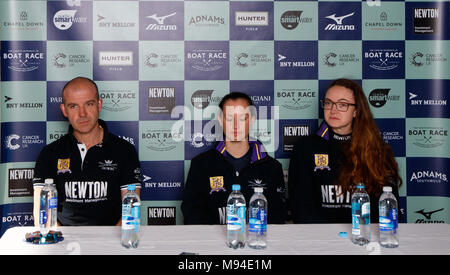 Oxford University Women's blau Boot Trainer Adam Nelder (links), Cox Jessica Buck und Präsident Katherine Erickson (rechts) während einer Pressekonferenz auf der Themse Rudern Club, London. Stockfoto